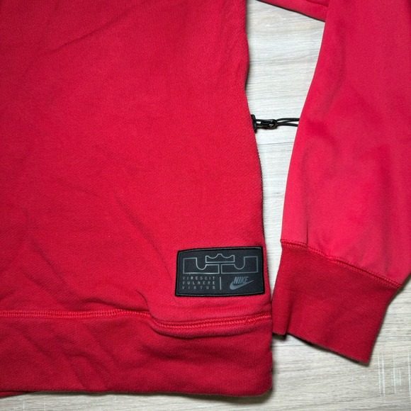 Nike Mens Lebron‎ James Size S Crew Sweatshirt Virescit Vulnere Zip Pocket Red - Picture 3 of 7